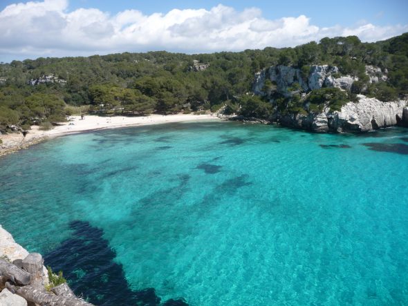 Cala Macarella en la distancia