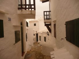 Calles estrechas de Binibèquer Vell (Binibeca) en Menorca